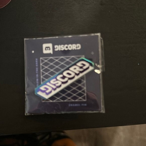 New discord label pin, never opened - Picture 1 of 3